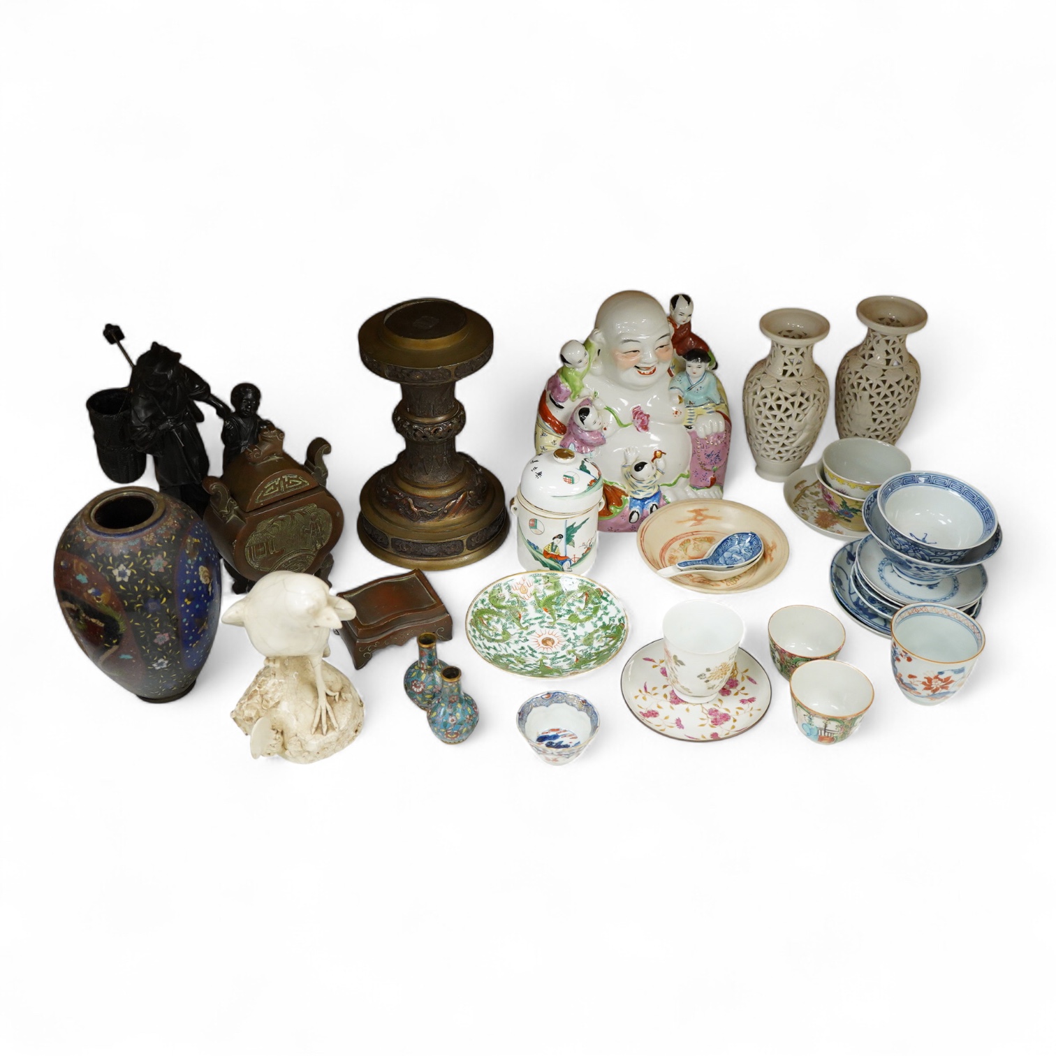 A collection of Chinese and Japanese collectables to include bronzes, cloisonné, 18th century and later ceramics etc